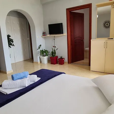 Remarkable 4-Bed House In Ksamil For Families 別荘 *