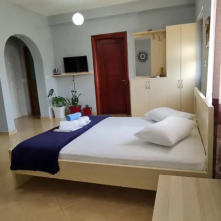 Remarkable 4-Bed House In Ksamil For Families クサミル