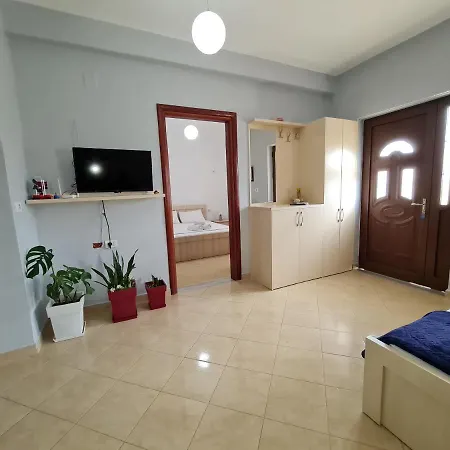 Remarkable 4-Bed House In Ksamil For Families クサミル