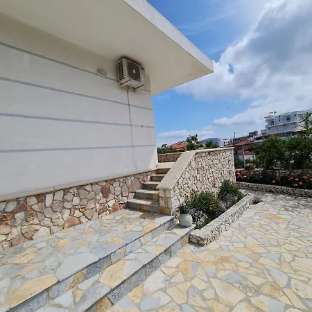 別荘 Remarkable 4-Bed House In Ksamil For Families *